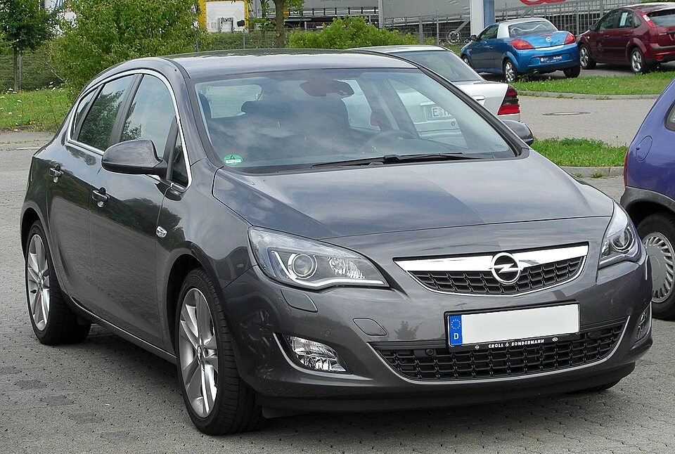 Opel Astra J 2009-2015 Hb-Sedan — araç fotoğrafı